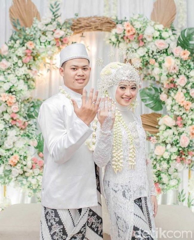 Namun sejak acara 17 Agustus, mereka semakin dekat karena banyak kegiatan yang mengharuskan ia meminta bantuan Dandi. Selain itu dukungan dari keluarga Dandi untuk selalu membawa Alma ke acara-acara yang sedang berlangsung, membuat mereka semakin dekat.Untuk pacarannya setelah pulang dari KKN karena sering sekali dihubungi oleh keluarganya, jelasnya. Foto: Dok. pribadi Alma Alfarini.