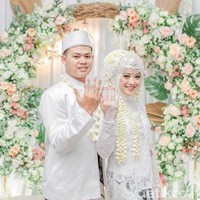 Namun sejak acara 17 Agustus, mereka semakin dekat karena banyak kegiatan yang mengharuskan ia meminta bantuan Dandi. Selain itu dukungan dari keluarga Dandi untuk selalu membawa Alma ke acara-acara yang sedang berlangsung, membuat mereka semakin dekat.Untuk pacarannya setelah pulang dari KKN karena sering sekali dihubungi oleh keluarganya, jelasnya. Foto: Dok. pribadi Alma Alfarini.