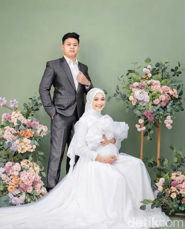 Menurut Alma, setelah 1,5 tahun pacaran keduanya sepakat untuk menikah pada 23 Maret 2021. Keduanya menggelar acara akad nikah sederhana karena saat itu masih pandemi Corona.Untuk royal weddingnya rencananya awal 2022 tapi ternyata saya sudah hamil tidak jadi menggelar royal wedding, tambahnya. Foto: Dok. pribadi Alma Alfarini.