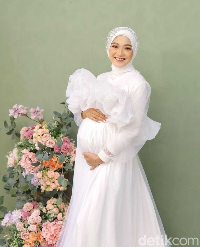 Alma mengaku hanya iseng mengunggah ke TikTok kisah cintanya dengan sang suami. Kini ceritanya viral di media sosial, dia tak menyangkanya. “Nggak menyangka bakal viral, soalnya hanya iseng bikin tren karena saat ini sudah mulai dilaksanakan KKN normal seperti zaman saya dulu setelah sekian lama adapandemi, ucap Alma yang setelah menikah sempat tinggal bersama sang suami di desa tempatnya KKN namun kini pindah ke Lumajang untuk mengurus usaha keluarga. Foto: Dok. pribadi Alma Alfarini.