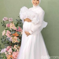 Alma mengaku hanya iseng mengunggah ke TikTok kisah cintanya dengan sang suami. Kini ceritanya viral di media sosial, dia tak menyangkanya. “Nggak menyangka bakal viral, soalnya hanya iseng bikin tren karena saat ini sudah mulai dilaksanakan KKN normal seperti zaman saya dulu setelah sekian lama adapandemi, ucap Alma yang setelah menikah sempat tinggal bersama sang suami di desa tempatnya KKN namun kini pindah ke Lumajang untuk mengurus usaha keluarga. Foto: Dok. pribadi Alma Alfarini.