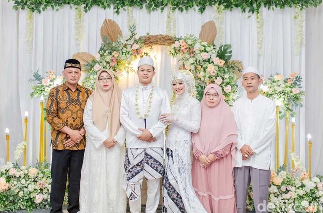 KKN angkatan saya mengangkat tema Desa Pariwisata dan Wirausaha. Kebetulan waktu KKN pas acara Agustusan, lalu di situlah saya sering ke rumah pak Kades untuk merundingkan kegiatan lomba Agustusan. Awalnya hanya dijodoh-jodohkan oleh warga setempat, keluarga pak Kades dan teman-teman saya, tapi kemudian saya dan anak pak Kades mulai sering chat yang awalnya untuk kepentingan KKN menjadi semakin kenal dan akrab, kenang Alma kepada Wolipop, Jumat (5/8/2022). Foto: Dok. pribadi Alma Alfarini.