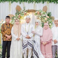 KKN angkatan saya mengangkat tema Desa Pariwisata dan Wirausaha. Kebetulan waktu KKN pas acara Agustusan, lalu di situlah saya sering ke rumah pak Kades untuk merundingkan kegiatan lomba Agustusan. Awalnya hanya dijodoh-jodohkan oleh warga setempat, keluarga pak Kades dan teman-teman saya, tapi kemudian saya dan anak pak Kades mulai sering chat yang awalnya untuk kepentingan KKN menjadi semakin kenal dan akrab, kenang Alma kepada Wolipop, Jumat (5/8/2022). Foto: Dok. pribadi Alma Alfarini.