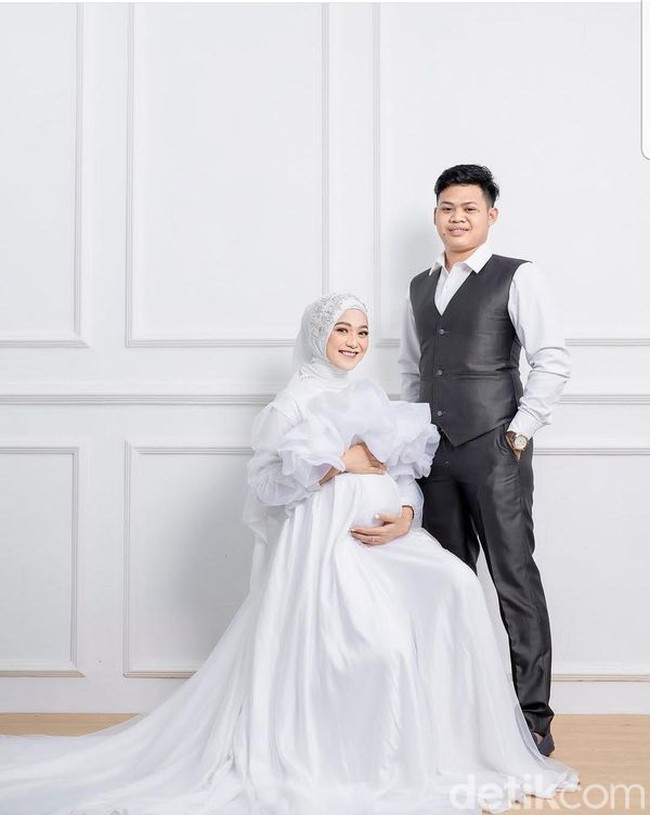 Ia juga tak menduga akan mendapatkan jodoh saat menjalani masa KKN. Jodoh itu tidak ada yang tahu kapan di mana dan dengan siapa akan ditemukan, selalu menjaga sikap di manapun berada agar kita selalu beruntung, pungkasnya. Foto: Dok. pribadi Alma Alfarini.