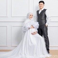 Ia juga tak menduga akan mendapatkan jodoh saat menjalani masa KKN. Jodoh itu tidak ada yang tahu kapan di mana dan dengan siapa akan ditemukan, selalu menjaga sikap di manapun berada agar kita selalu beruntung, pungkasnya. Foto: Dok. pribadi Alma Alfarini.