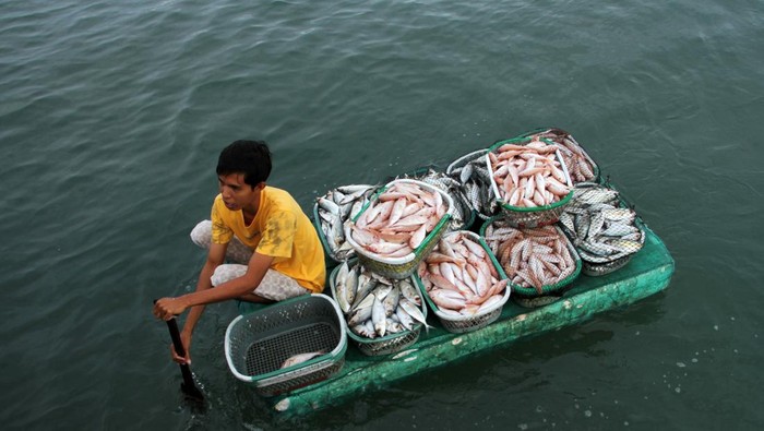 Pedagang ikan melayani pembeli di Tempat Pelelangan Ikan (TPI) Beba, Kabupaten Takalar, Sulawesi Selatan, Minggu (7/8/2022). Harga ikan di daerah itu mengalami kenaikan dari Rp250 ribu-Rp400 ribu per keranjang (25-35Kg) menjadi Rp350 ribu-Rp600 ribu per keranjang tergantung jenisnya akibat menurunnya hasil tangkapan. ANTARA FOTO/Arnas Padda/nym.