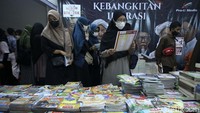 Pengunjung melihat koleksi Islamic Book Fair (IBF) digelar di Jakarta Convention Center (JCC), Jakarta, Minggu (7/8/2022).