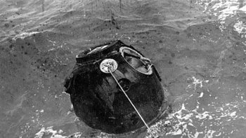 Uni Soviet meluncurkan misi Zond 5 ke Bulan pada tahun 1968. Dalam misi ini, mereka membawa banyak hewan seperti kura-kura, ratusan lalat buah, ulat, bakteri, dan lain-lain. Misi ini berakhir dengan sukses dengan kapsul Zond 5 mendarat di Samudera Hindia. Foto: S.P. Korolev RSC Energia