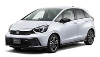 Bedanya pada Honda Fit e:HEV versi facelift ini juga terdapat varian. Varian RS ini fokus pada desain sporty dan kualitas berkendara. Tipe ini mendapatkan desain grille yang lebih sporty, bumper depan-belakang dan spoiler belakang yang eksklusif. Foto: Dok. Honda Jepang