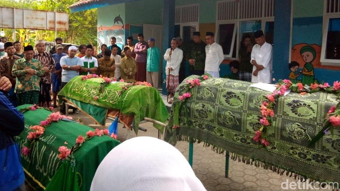 Jenazah warga Brebes korban kecelakaan kereta api dengan mobil di Cirebon, Minggu (7/8/22022).