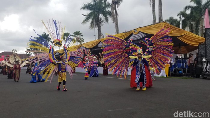 Sejumlah anak ikut memeriahkan Jember Fashion Carnaval (JFC) 2022. Mereka tampil dalam segmen World Kids Carnival (WKC), Minggu (7/8/2022).