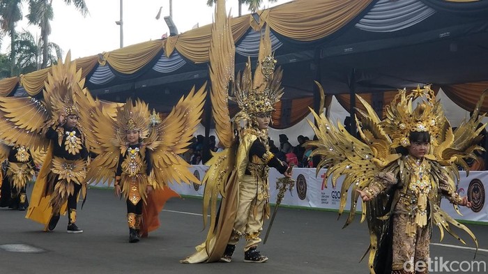 Sejumlah anak ikut memeriahkan Jember Fashion Carnaval (JFC) 2022. Mereka tampil dalam segmen World Kids Carnival (WKC), Minggu (7/8/2022).