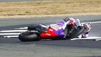 Apesnya, Zarco crash ketika leading di depan. Foto: AP/Barrington Coombs