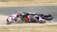 Motornya jatuh, Zarco pun sekali lagi kehilangan peluang memenangi balapan. Foto: AP/Barrington Coombs