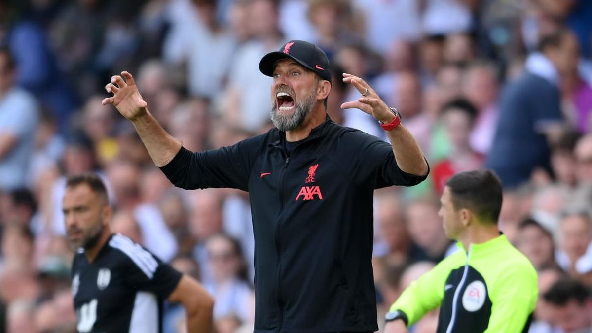 Klopp saat memberi instruksi kepada para pemain Lliverpool. Foto: Getty Images/Mike Hewitt