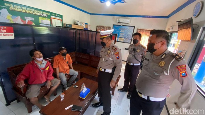 Julianto di saat diamankan di pos polisi Pasuruan