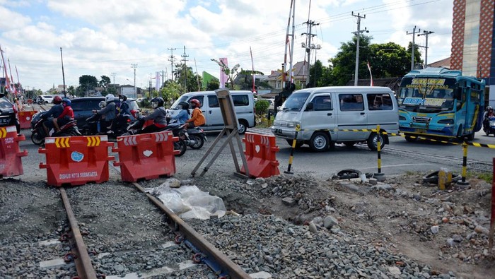 Kemenhub-Pemkot Solo siapkan rekayasa lalu lintas antisipasi dampak kemacetan dari adanya pembangunan rel KA layang (elevated) di Simpang Joglo, Solo. Menhub Budi Karya Sumadi mengecek lokasi, Minggu (7/8/2022).