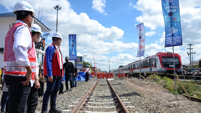 Kemenhub-Pemkot Solo siapkan rekayasa lalu lintas antisipasi dampak kemacetan dari adanya pembangunan rel KA layang (elevated) di Simpang Joglo, Solo. Menhub Budi Karya Sumadi mengecek lokasi, Minggu (7/8/2022).