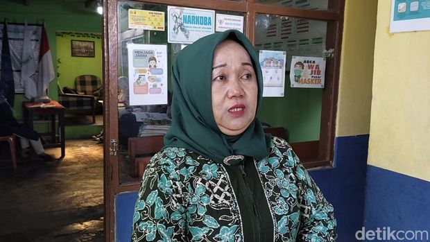 Kepala Sekolah SMP 6 PGRI Kota Bandung Winahti Cahyoni