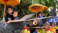 Iring-iringan benjang biasanya berputar-putar di wilayah rumah penganten sunat dan menghibur warga yang tinggal di sekitar rumah penganten sunat.