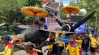 Pada kesenian ini, anak yang disunat menaiki replika burung garuda yang ditandu oleh empat orang. Empat orang penandu ini kerap melakukan silat saat musik mengiringi.