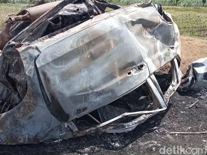 Kondisi mobil Mitsubishi Xpander usai terlibat kecelakaan dengan kereta api di perlintasan tanpa palang pintu di Desa Kalimeang, Kecamatan Karangsembung, Kabupaten Cirebon