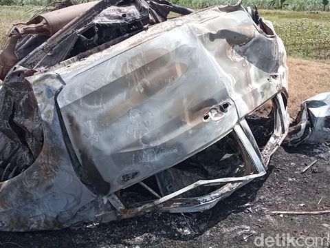 Kondisi mobil Mitsubishi Xpander usai terlibat kecelakaan dengan kereta api di perlintasan tanpa palang pintu di Desa Kalimeang, Kecamatan Karangsembung, Kabupaten Cirebon