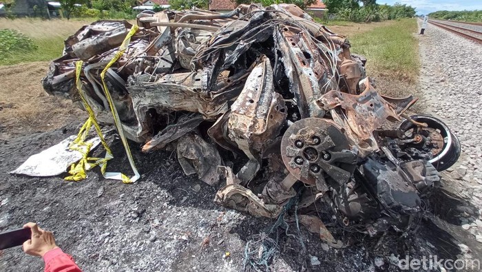 Kondisi mobil Mitsubishi Xpander usai terlibat kecelakaan dengan kereta api di perlintasan tanpa palang pintu di Desa Kalimeang, Kecamatan Karangsembung, Kabupaten Cirebon