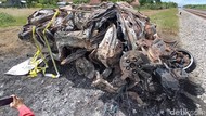 Horor! Ditabrak KA, Mobil Terseret 100 Meter lalu Terbakar di Cirebon