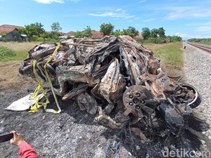 Penampakan Ringseknya Mobil Usai Ditabrak dan Terseret KA di Cirebon