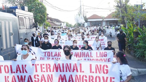 Krama Desa Adat Intaran dan Desa Adat Penyaringan mengadakan Aksi Budaya terkait penolakan rencana pembangunan Terminal LNG di Kawasan Mangrove Tahura Ngurah Rai, Minggu (7/8/2022).