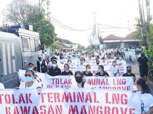 Aksi Krama Desak Koster Keluarkan SK Tak Bangun Terminal LNG di Mangrove