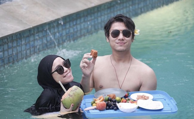 Menurut Rizky Billar lewat YouTube Fadi Iskandar, apapun yang terjadi di dalam rumah tangganya, ia dan Lesti Kejora sudah menjadi sepasang suami-istri. Ia menyebut tidak pantas rasanya untuk membandingkan dirinya dengan Lesti Kejora. Foto: Instagram