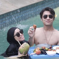 Menurut Rizky Billar lewat YouTube Fadi Iskandar, apapun yang terjadi di dalam rumah tangganya, ia dan Lesti Kejora sudah menjadi sepasang suami-istri. Ia menyebut tidak pantas rasanya untuk membandingkan dirinya dengan Lesti Kejora. Foto: Instagram