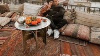 Nah, Lesti selain sering kulineran di berbagai negara dengan sang suami. Juga selalu membawa sang ayah yang selalu menemaninya. Ini pose ngeteh mereka di Turki. Foto: Instagram