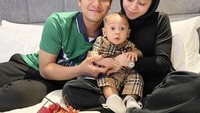 Rayakan ulang tahun di Bangkok, Rizky Billar dapat kejutan manis berupa cake dari sang istri dan sang putra. Foto: Instagram