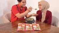 Sebagai suami yang romantis, Rizky tidak gengsi untuk menyuapi Lesti makan. Pose romantis ini mereka bagikan ke puluhan juta followers mereka di Instagram. Foto: Instagram