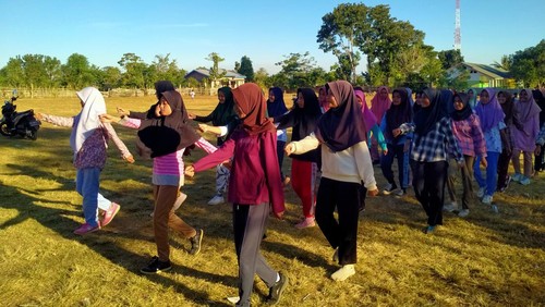 Latihan gerak jalan indah tingkat remaja Desa Saneo.