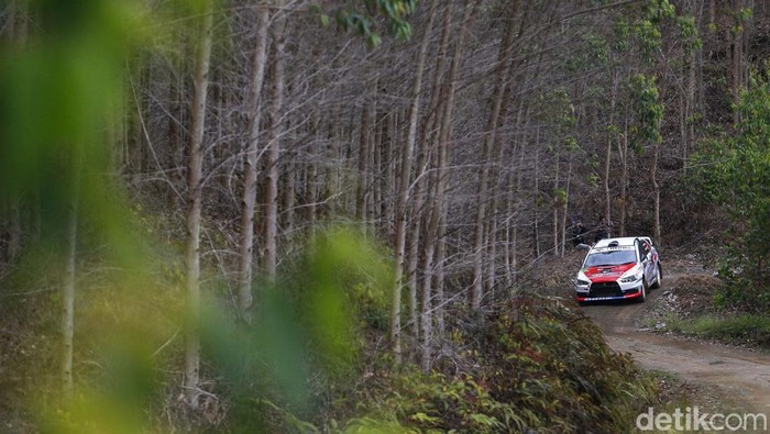 Danau Toba Kejurnas Rally 2022 digelar di Kabupaten Simalungun, Sumatera Utara. Lihat ini aksi para pebalap dari tim Banteng Motor Sport.