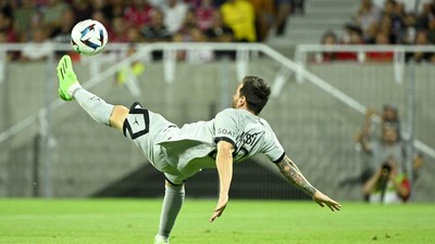 Meme Gol Salto Messi, Ada Bawa-bawa Ronaldo dan Sepeda!