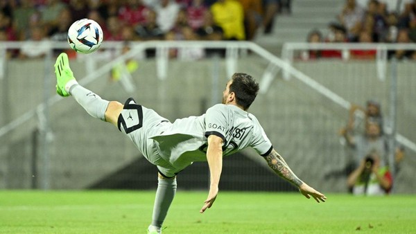 Meme Gol Salto Messi, Ada Bawa-bawa Ronaldo dan Sepeda!