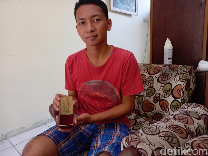 Mayong Bibakkati Kalua, filatelis atau kolektor perangko asal Bantul, DIY, Sabtu (6/8/2022).