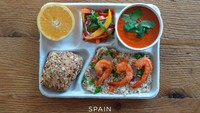 Ternyata anak-anak di Spanyol juga masih disuguhkan nasi loh. Seperti menu ini yang terdapat nasi goreng dengan udang, roti gandum, lemon, sayuran, hingga saus tomat. Foto: madeformums.com
