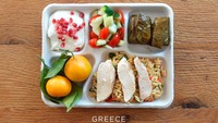 Menu anak sekolah di Yunani ini mirip nasi tetapi memiliki bentuk dan tekstur yang terlihat berbeda. Mereka juga menghadirkan acar, sayuran yang dibentuk menjadi roll, dan tak lupa yogurt khas negara mereka. Foto: madeformums.com