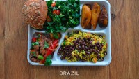 Tak kalah dengan Indonesia, ternyata Brazil juga menyiapkan menu seperti nasi kuning loh! Ditambah dengan potongan daging tumis, lengkap dengan ubi manis dan roti gandum. Foto: madeformums.com