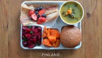 Ada crepes di menu makan siang Finlandia! Anak-anak disana biasanya hanya makan sepotong roti mirip burger, sayuran berkuah, sayuran tumis, dan crepes. Kenyang nggak ya? Foto: madeformums.com