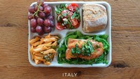 Khas Italia banget nih! Menu makan siang sekolah mereka berupa pasta macaroni. Rasanya makin enak dengan tambahan salmon, sayuran tomat, roti, dan anggur sebagai makanan penutupnya. Foto: madeformums.com