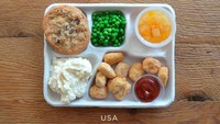 Kalau di Amerika Serikat, mereka hanya menyiapkan makan siang berupa nugget mini, mashed potato, dan kacang polong. Untuk dessertnya, terdapat pudding segar dan the OG New York Cookies! Foto: madeformums.com