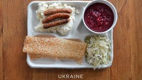 Wah, ternyata seperti ini menu makan siang anak sekolah di Ukraina. Mereka disediakan mashed potato dengan tiga potong daging, salad, crepes, hingga saus berry merah. Mau coba? Foto: madeformums.com