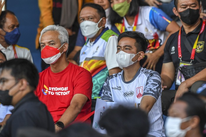 Menpora-Walikota Solo Gibran Rakabuming Menpora Zainudin Amali (tengah) bersama Gubernur Jawa Tengah Ganjar Pranowo (kiri) dan Ketua Pelaksana Asean Para Games 2022 Gibran Rakabuming Raka (kanan) menyaksikan pertandingan final CP Football ASEAN Para Games 2022 antara Tim Indonesia melawan Tim Thailand di Stadion UNS Solo, Jawa Tengah, Jumat (5/8/2022). Tim CP Football Indonesia menyumbangkan medali perak usai kalah dari lawannya dalam adu penalti dengan skor 5-6. ANTARA FOTO/Muhammad Adimaja/YU